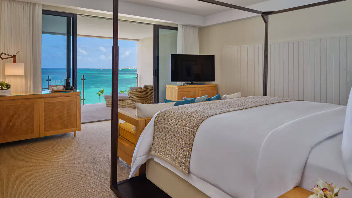 DELUXE OCEANFRONT KING BALCONY