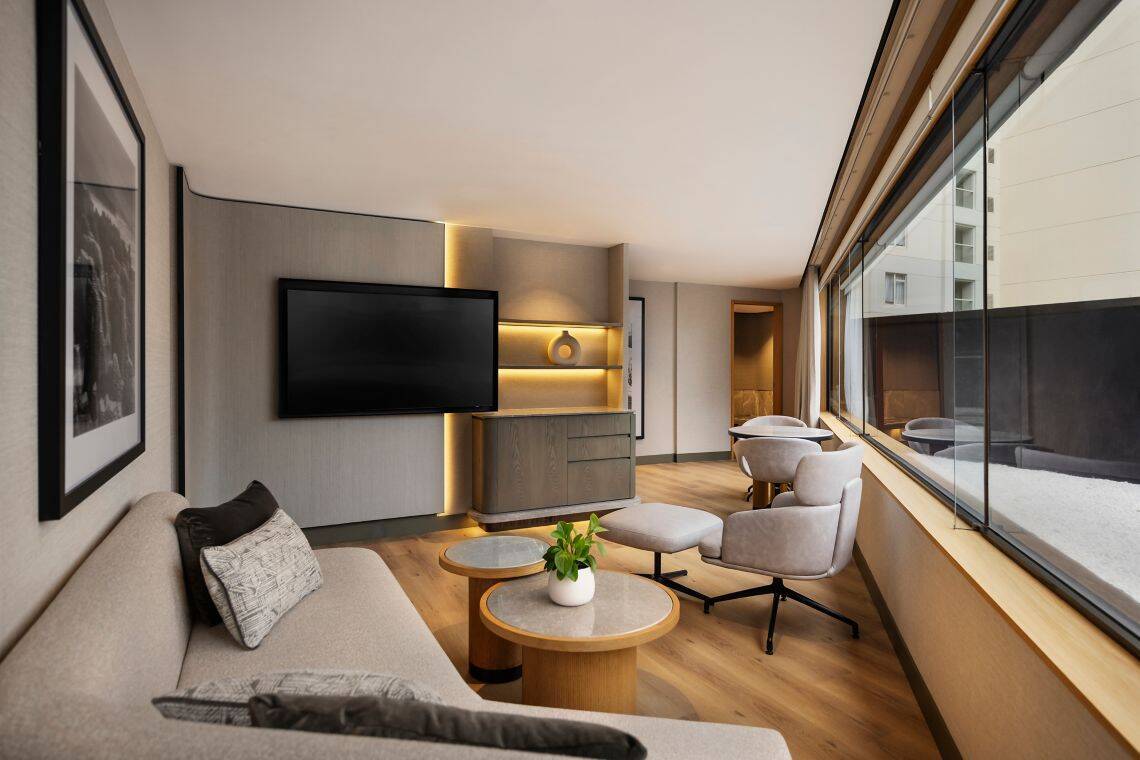 ONE BEDROOM EXECUITVE CITY VIEW SUITE, CORNER