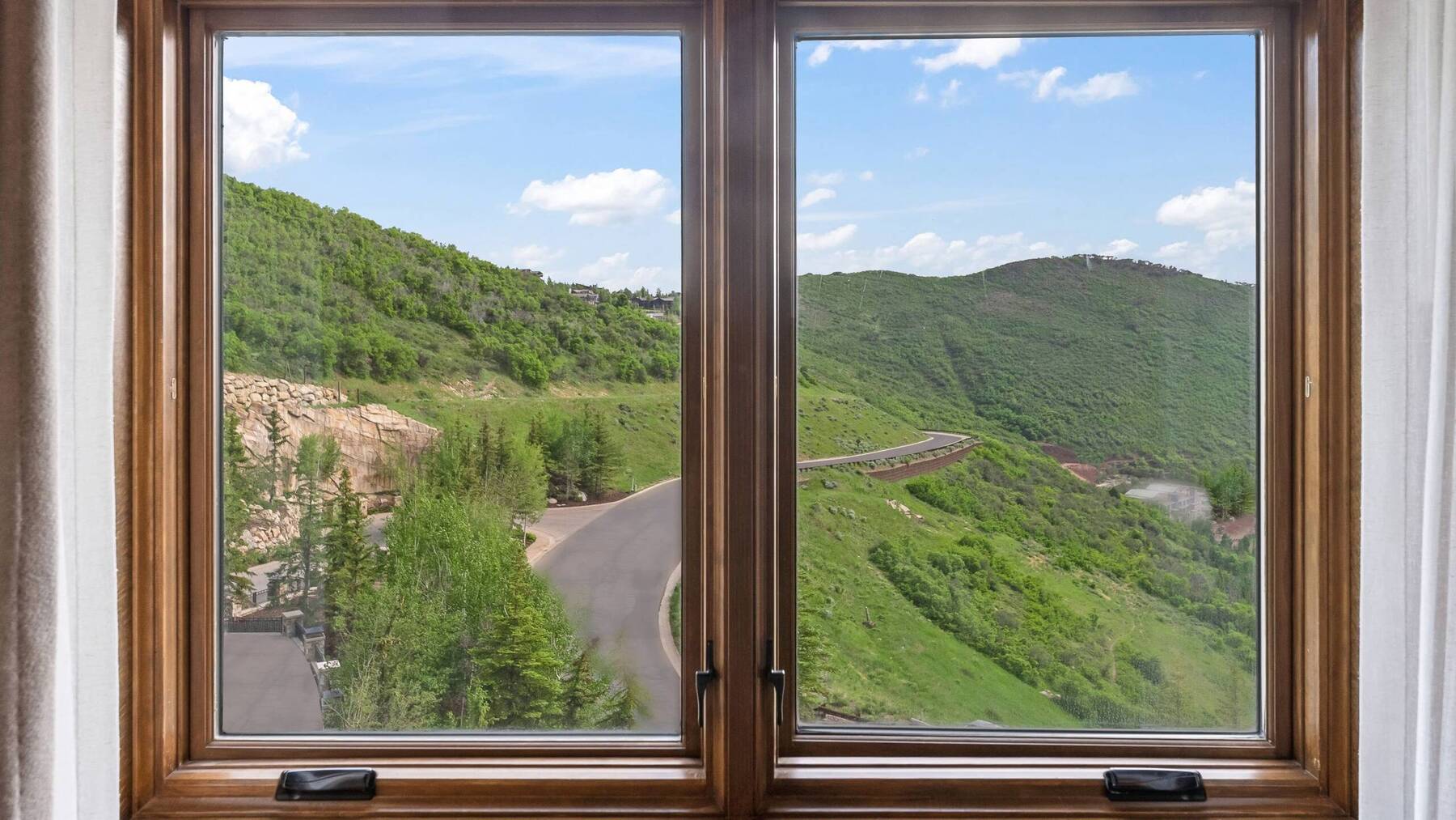 PRESIDENTIAL RESIDENCE FOUR BEDROOM BALCONY FIREPLACE