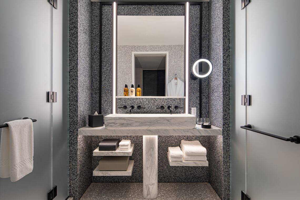 HUDSON CLUB LEVEL KING ROOM, HIGH FLOOR