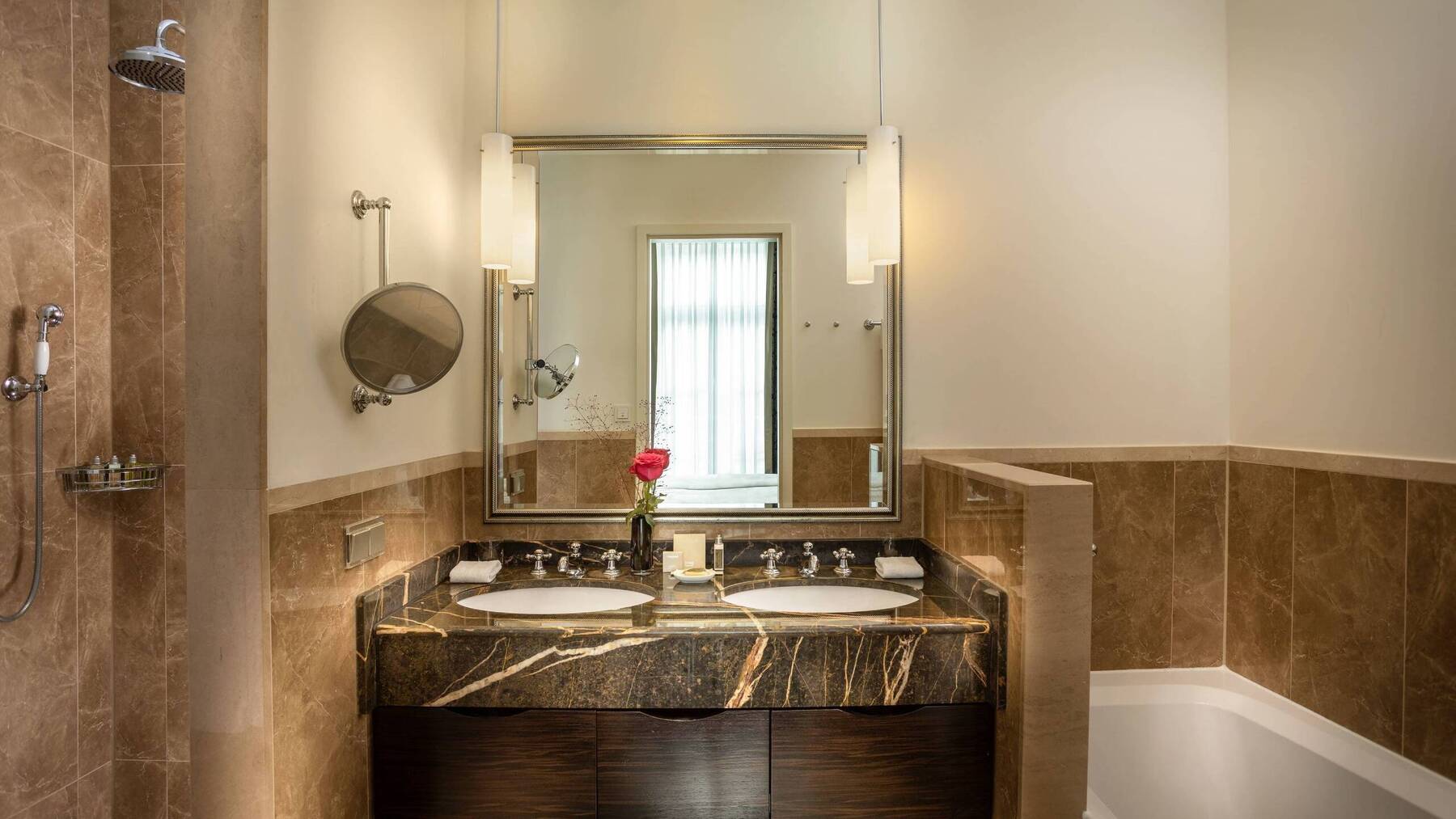 DELUXE TWO TWIN ROOM