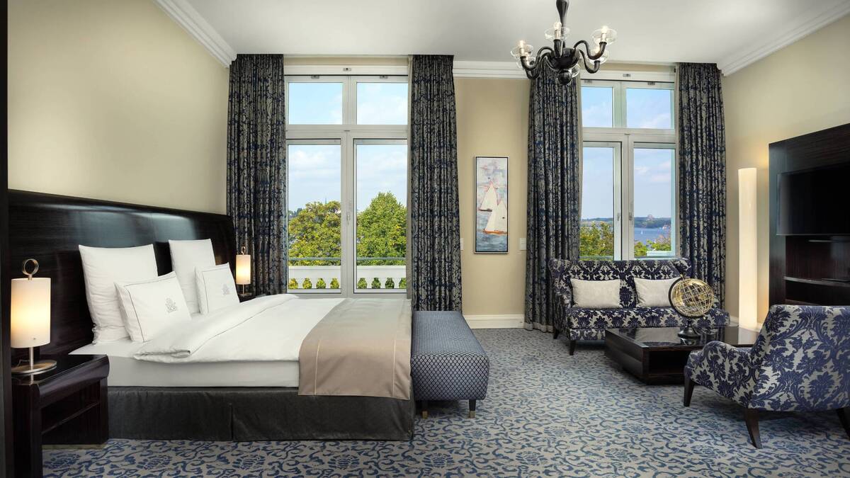 DELUXE KING LAKE VIEW