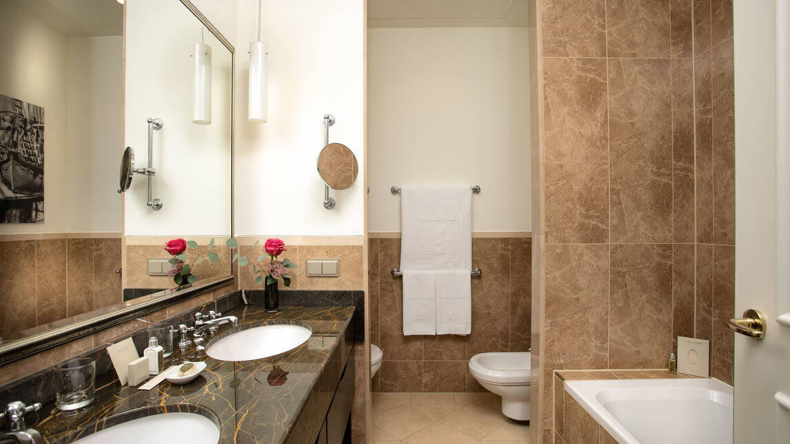 SUPERIOR SUITE TWO TWINS LAKE VIEW