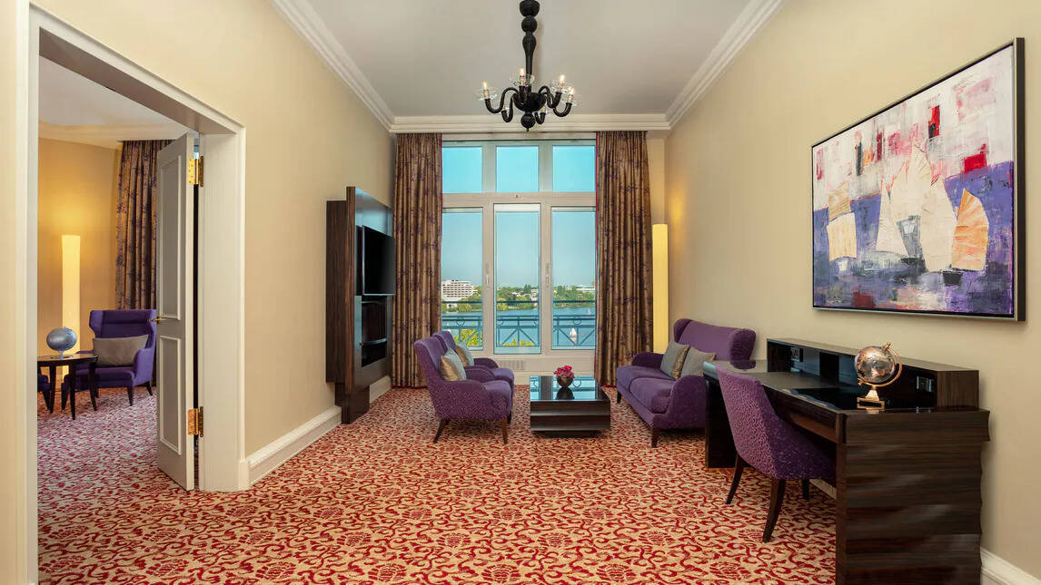 SUPERIOR SUITE TWO TWINS LAKE VIEW