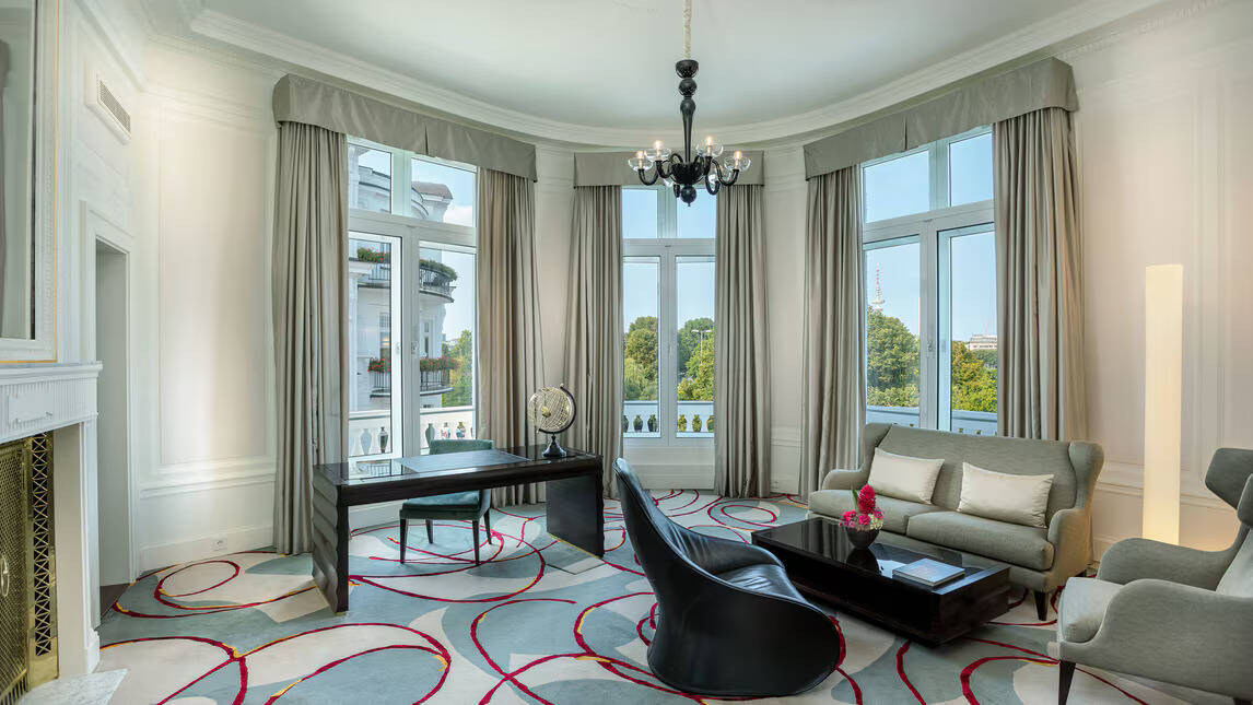 DELUXE SUITE KING LAKE VIEW