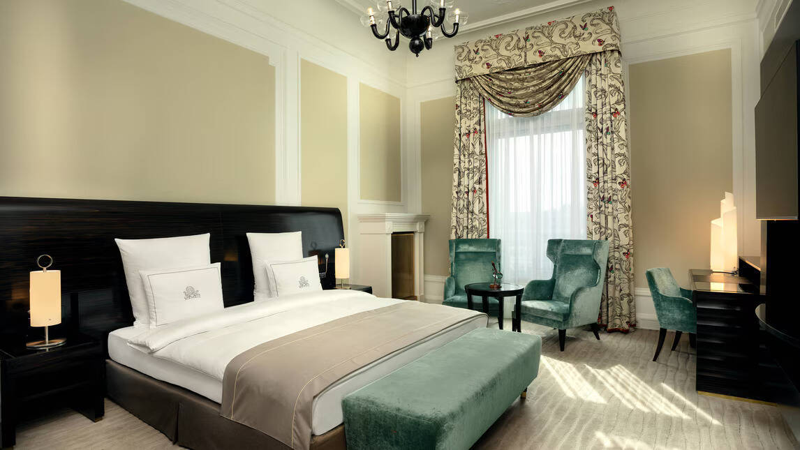 PRESIDENTIAL SUITE LAKE VIEW