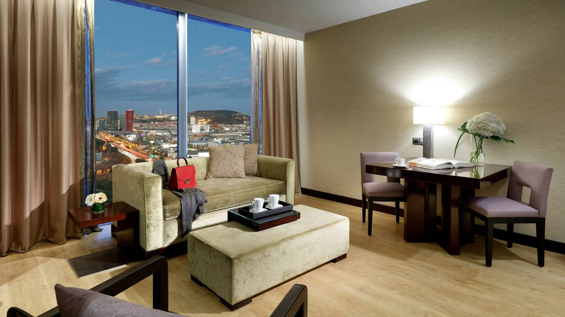 Regency Executive Suite King High Floor Deluxe City View