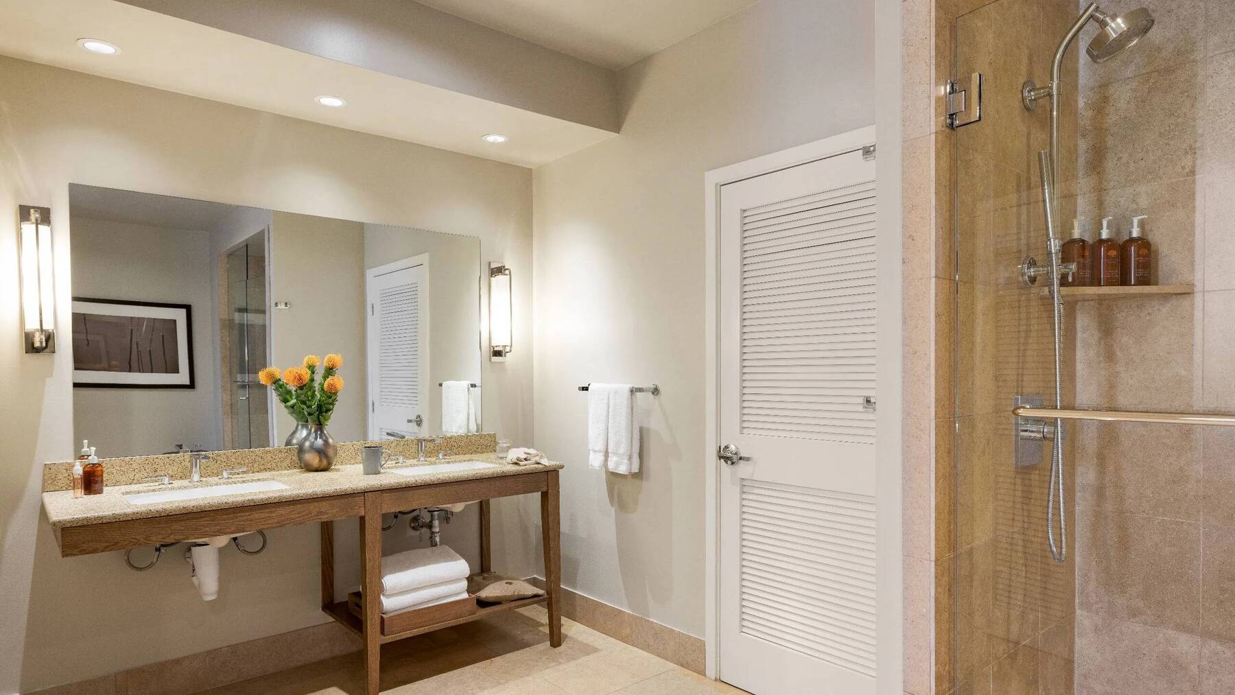 HILLTOP RANCH SUITE WITH KING BED ACCESSIBLE SHOWER AND OUTDOOR TUB