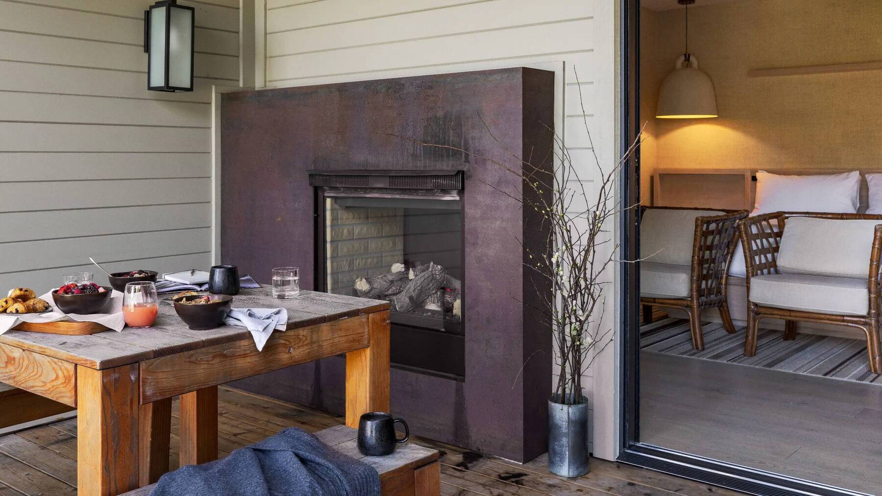 VINEYARD OAK STUDIO WITH KING ACCESSIBLE SHOWER