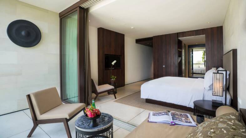 KING BED POOL ACCESS DELUXE