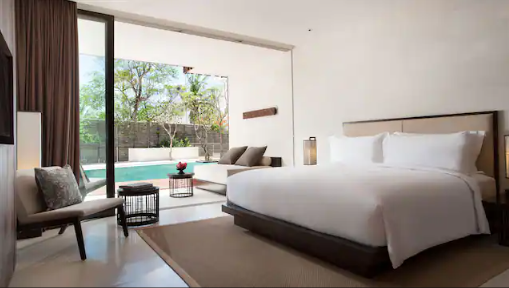 KING BED POOL ACCESS DELUXE