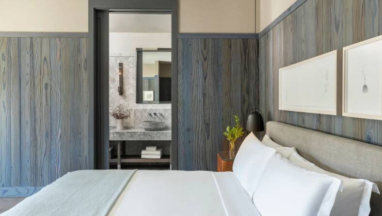 KING BED HISTORIC MANOR