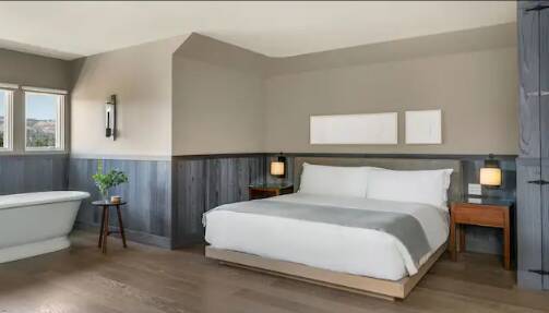 KING BED HISTORIC MANOR