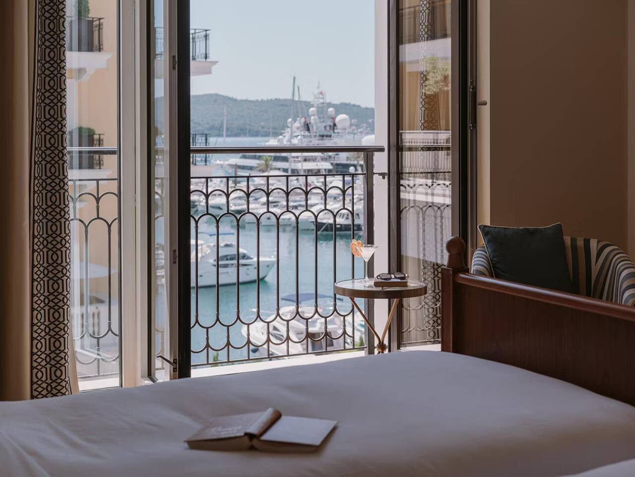 King Premium Partial Sea View 