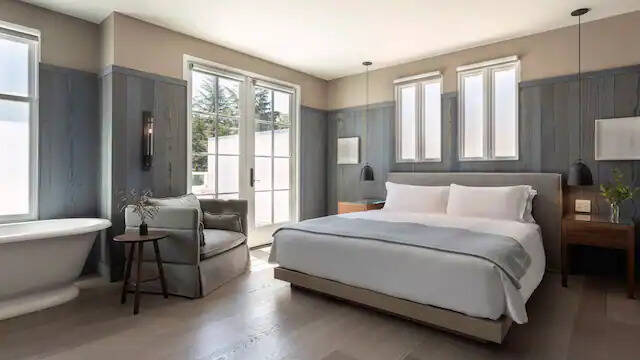 King Bed Historic Manor With Accessible Tub