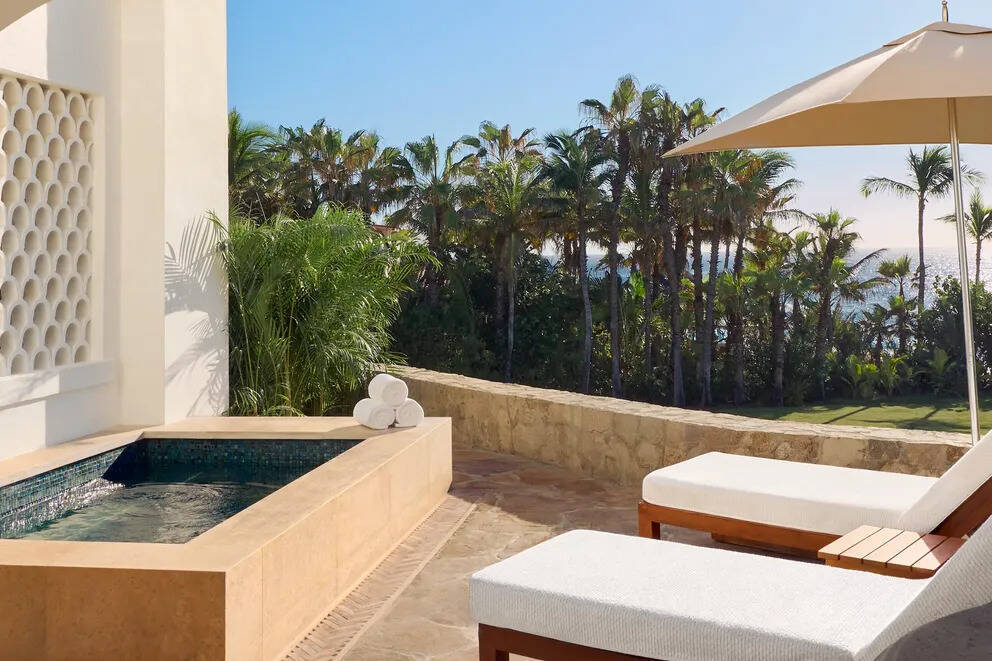 Palmilla Room King Bed - Oceanfront with Plunge Pool