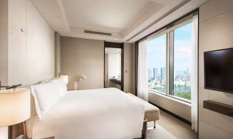 Corner City King Suite Room