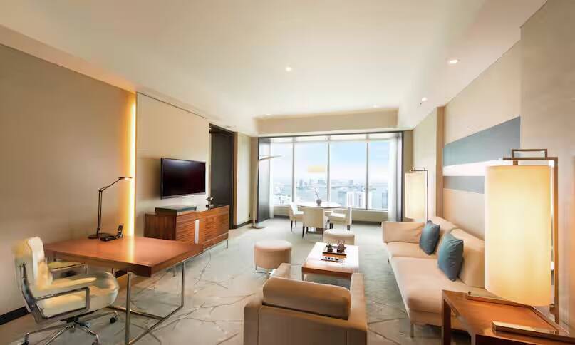 Corner City King Suite Room