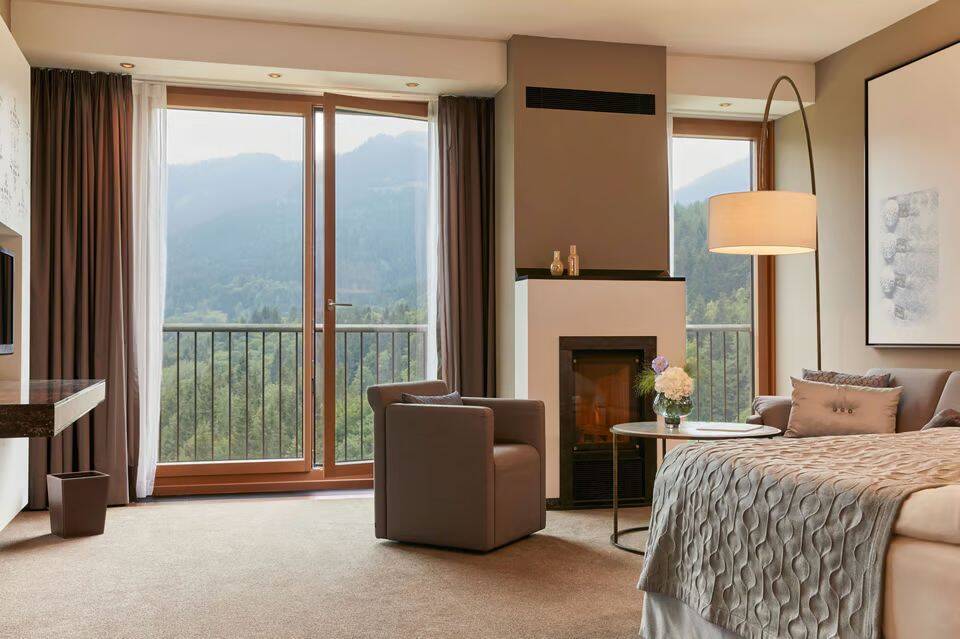 Mountain View Room with Fireplace 