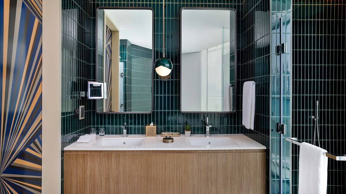 DELUXE CORNER KING HARBOR VIEW BALCONY