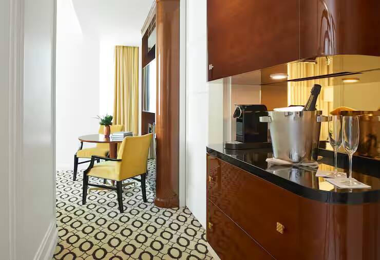 Deluxe Corner Junior Suite Mob Acc Bathtub