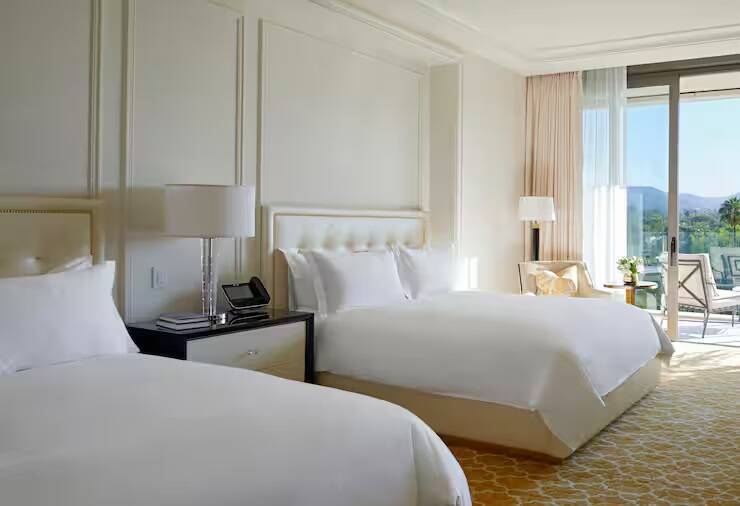 Deluxe Two Queen Hearing Mobility Access Tub