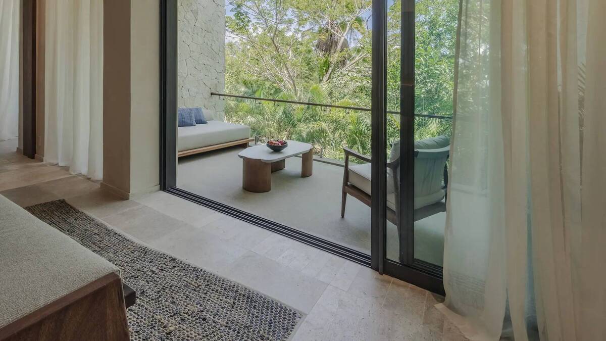 LAGOON AREA SUITE