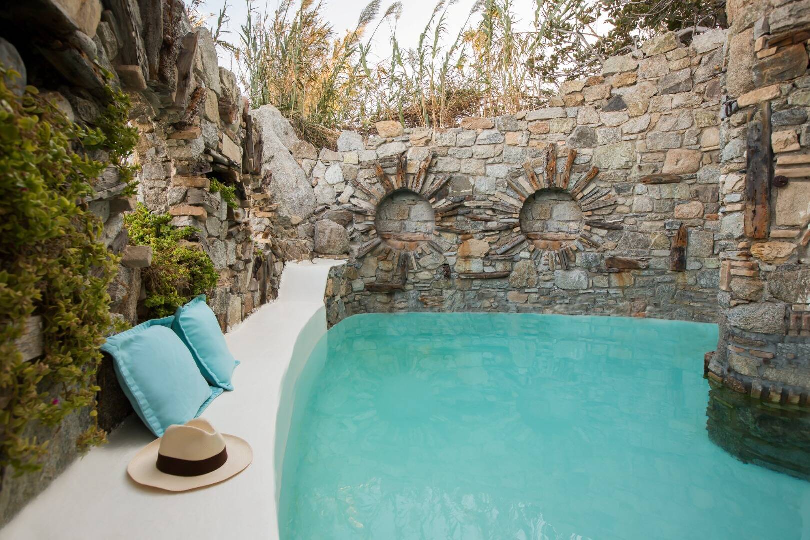 NOAH'S WATERFRONT VILLA WITH PRIVATE POOL &  BEACH