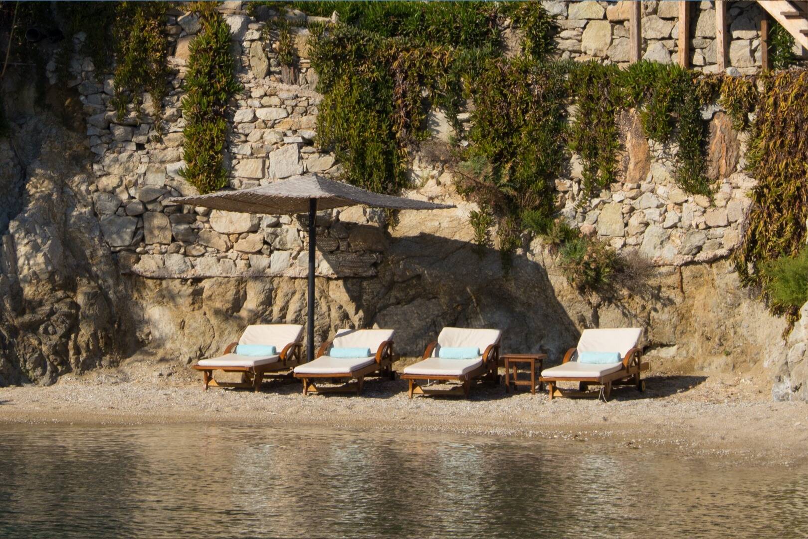 NOAH'S WATERFRONT VILLA WITH PRIVATE POOL &  BEACH