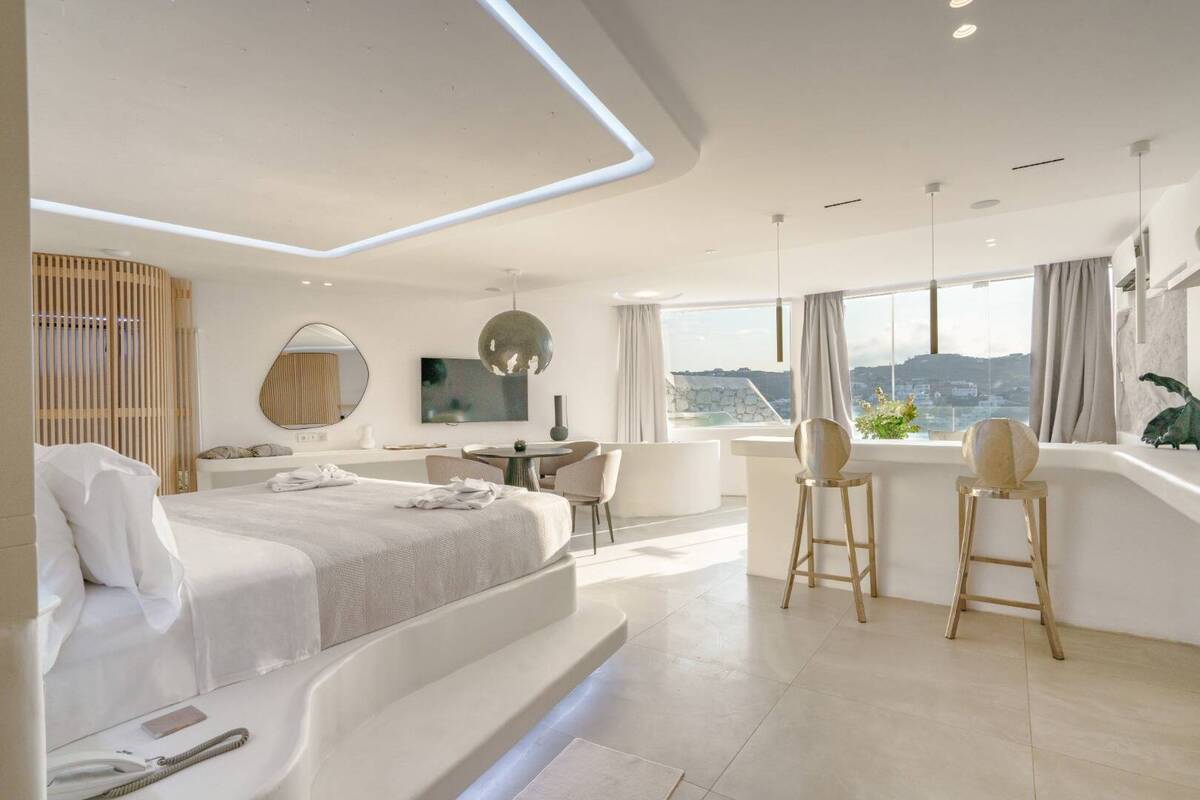 KIVOTOS HONEYMOON LUXURY SUITE WITH JETTED TUB