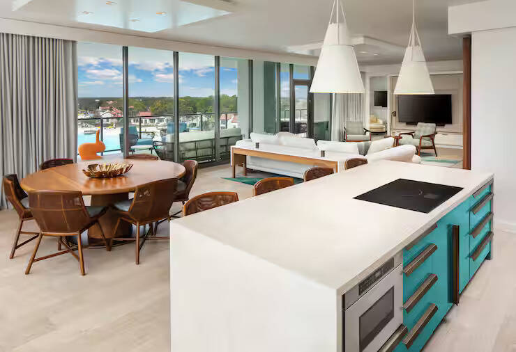 PRESIDENTIAL SUITE KING MOB/HEAR ACCESS RI SHWR