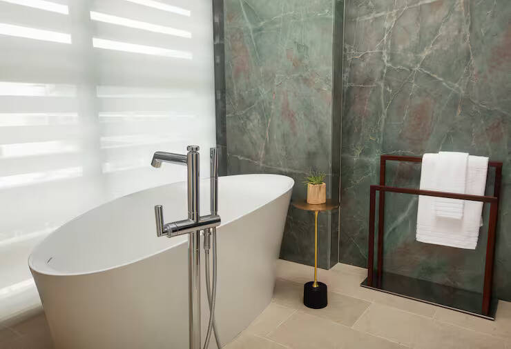 PRESIDENTIAL SUITE KING MOB/HEAR ACCESS RI SHWR