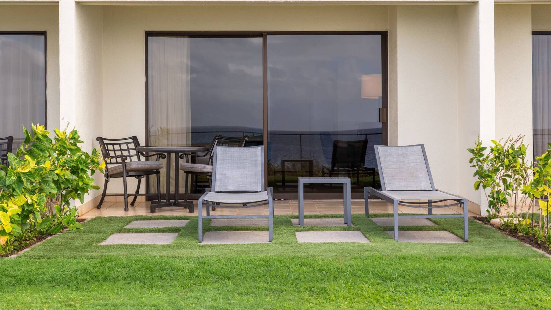 MOANA OCEANFRONT LANAI LARGER KING ROOM