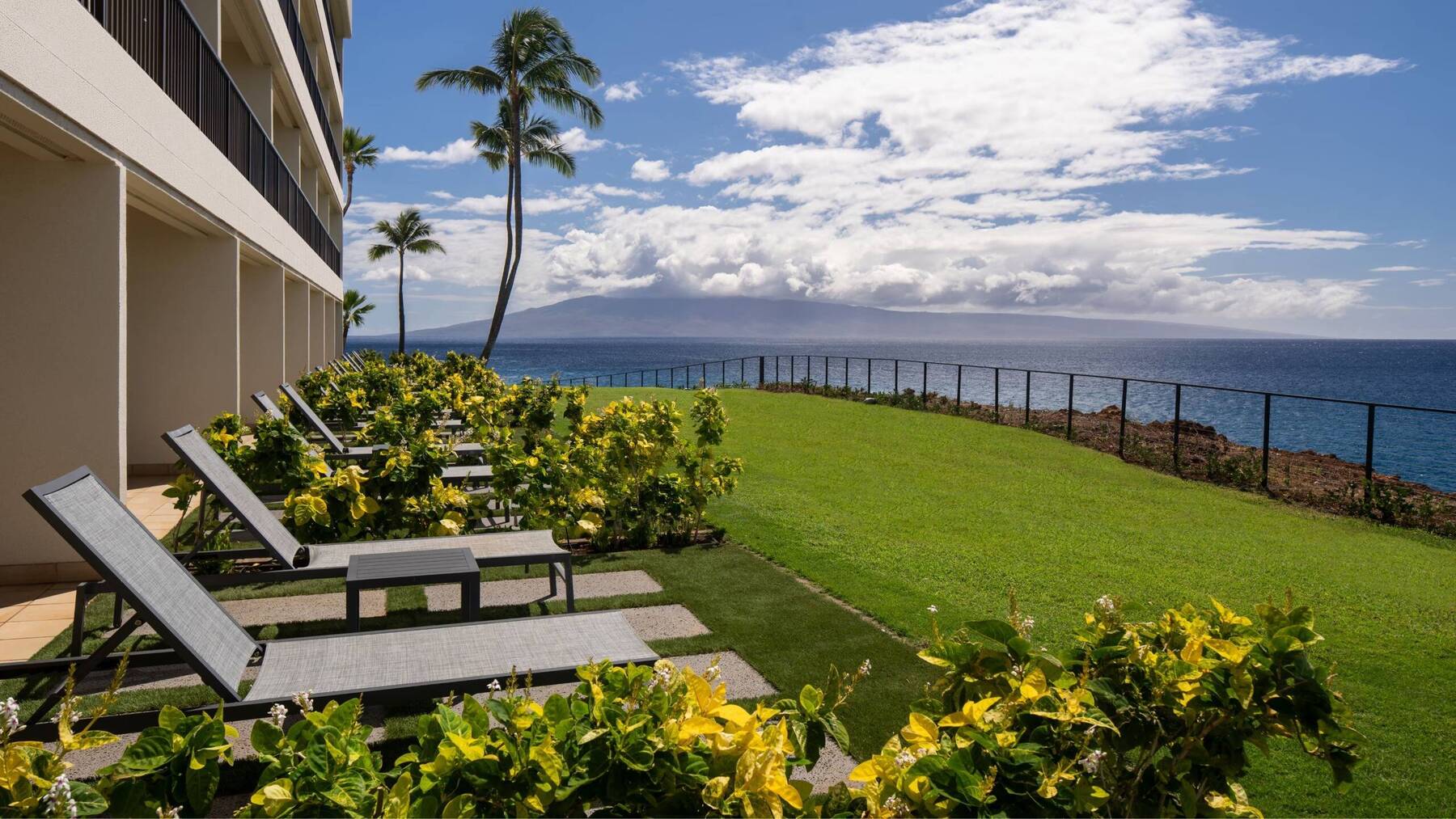 MOANA OCEANFRONT LANAI LARGER KING ROOM