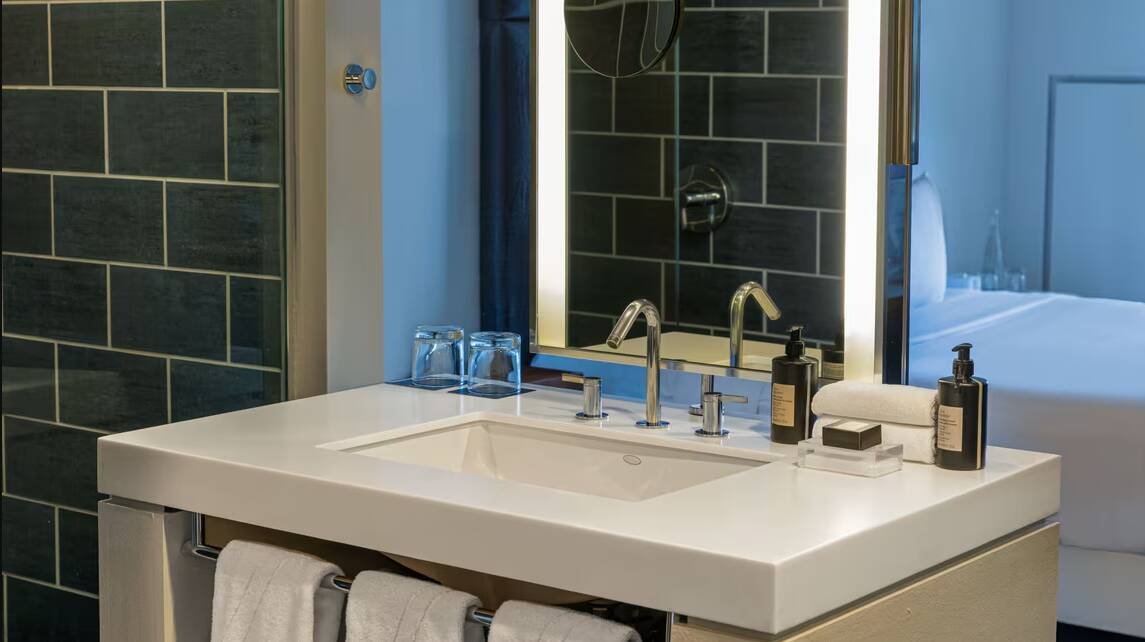 PREMIER TWO QUEEN CITY VIEW BALCONY