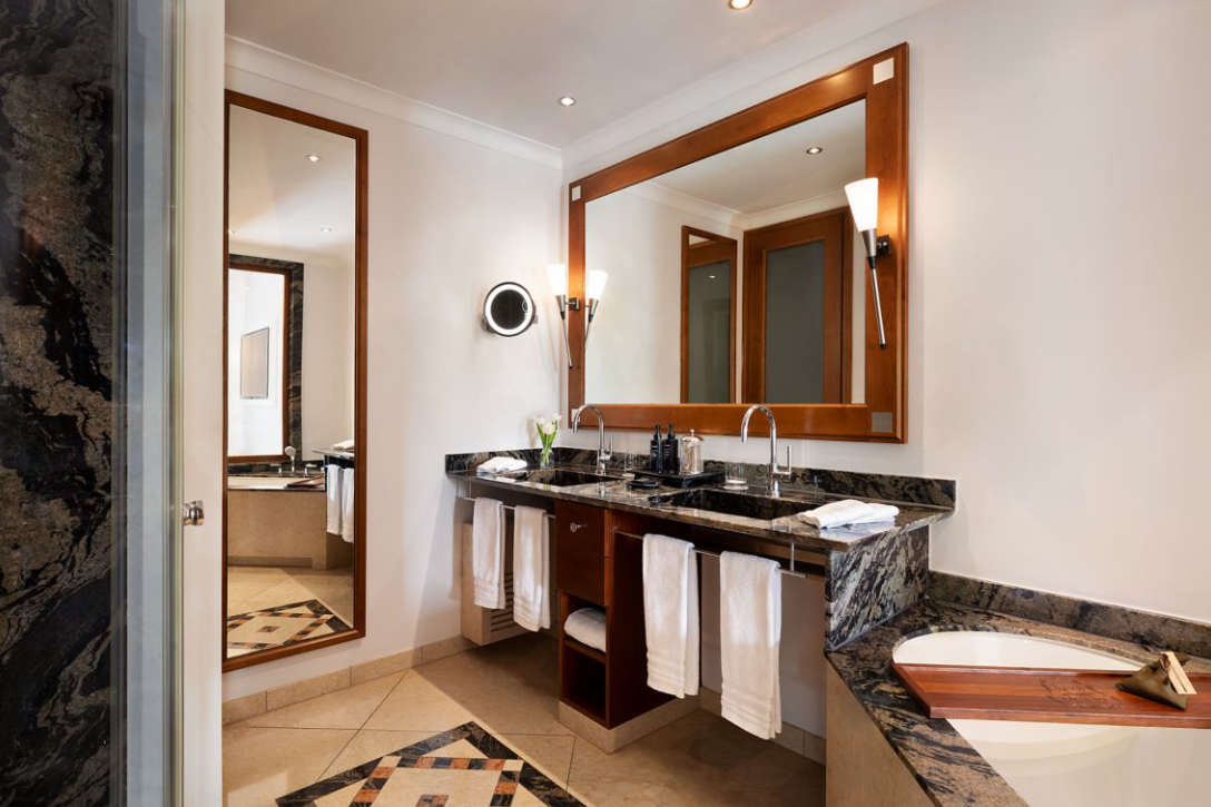 JUNIOR SUITE CORNER SEA