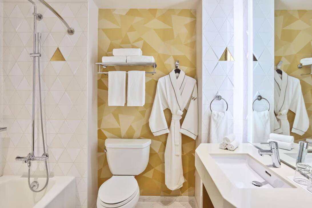 DELUXE DOUBLE MID FLOOR