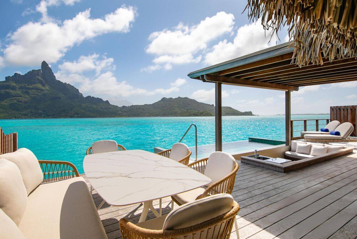 ROYAL OVERWATER WITH POOL OTEMANU VIEW