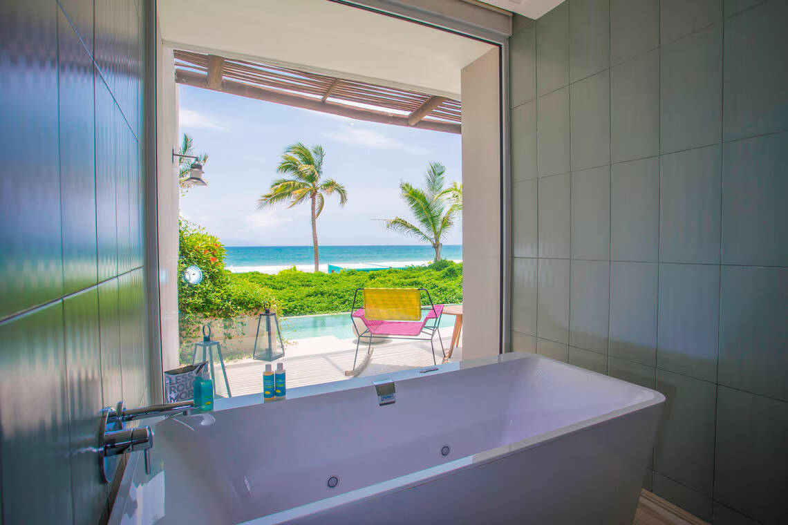 ESCAPE SUITE OCEANFRONT PLUNGE POOL