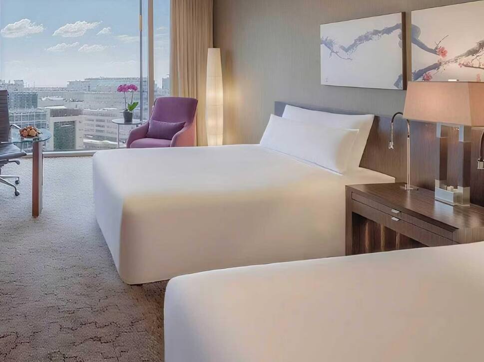 TWO TWIN CLUB FLOOR LOUNGE ACCESS