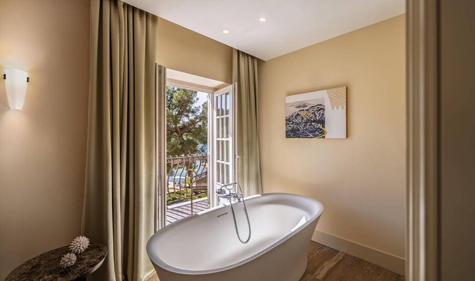 ALHAMBRA SEA VIEW SUITE