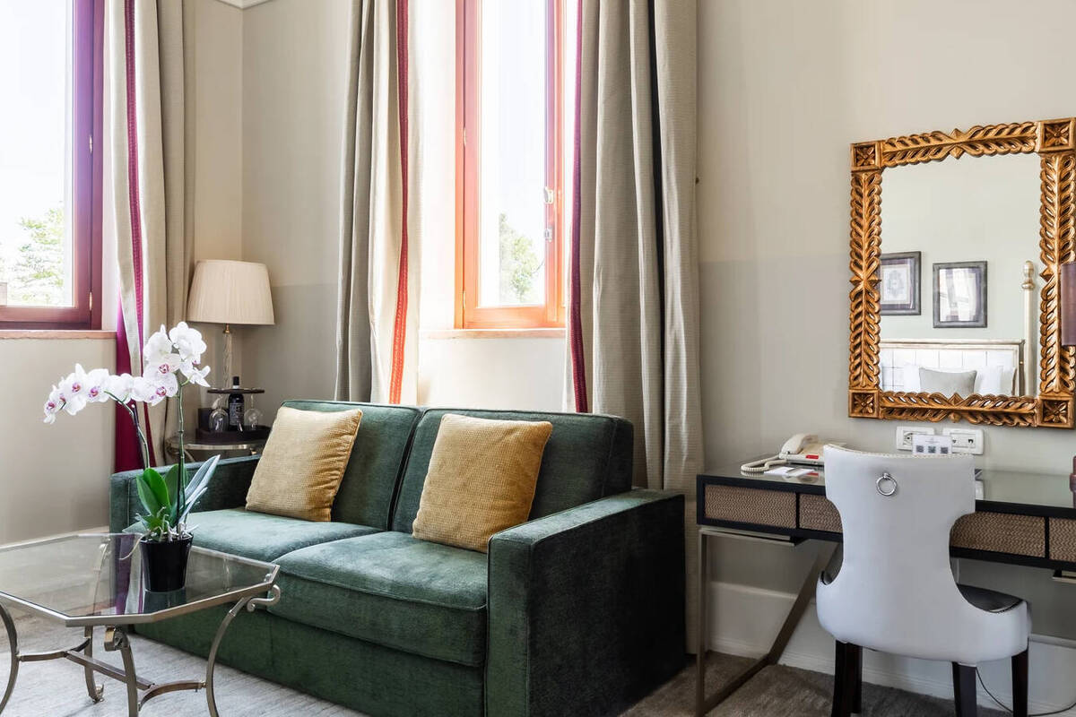 GRAND DELUXE ROOM