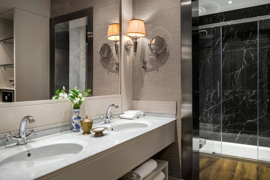 Deluxe King, Queen or Twin Room