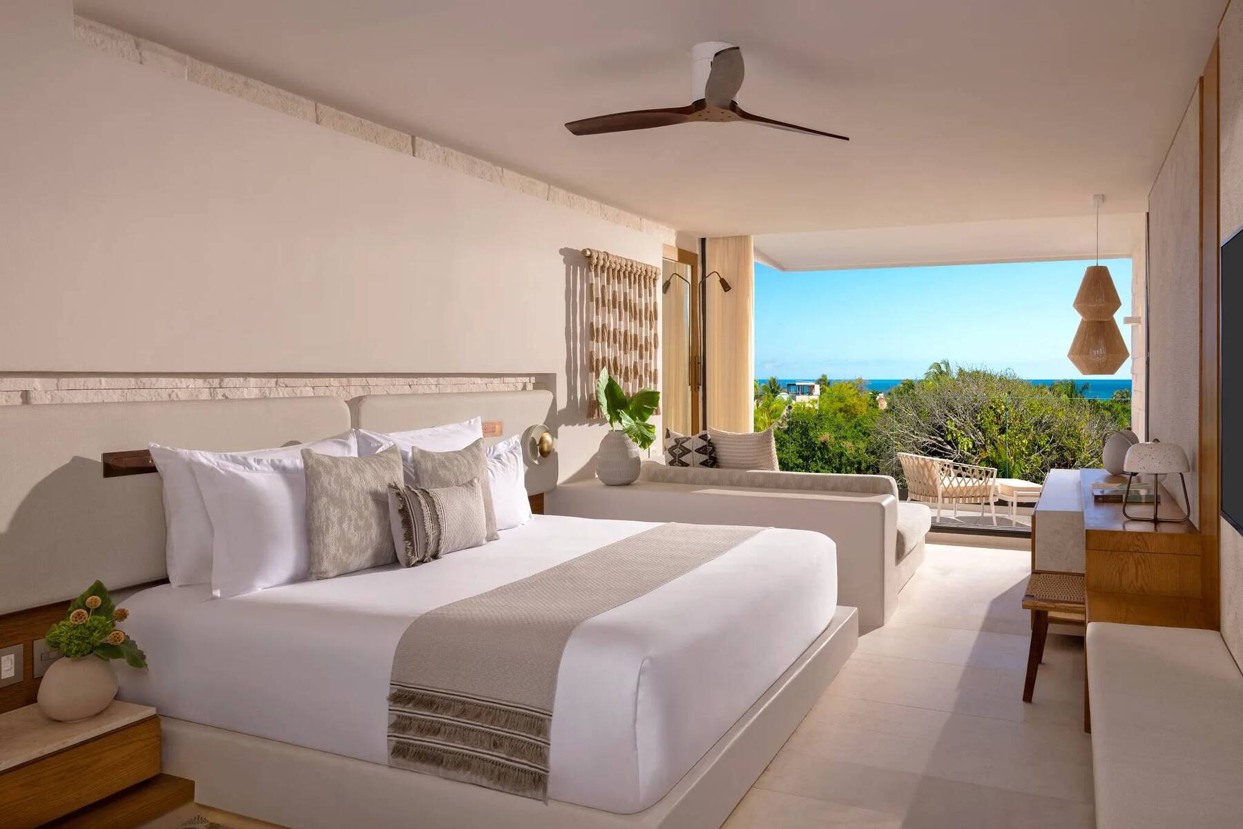 JUNIOR SUITE KING PARTIAL OCEAN VIEW 