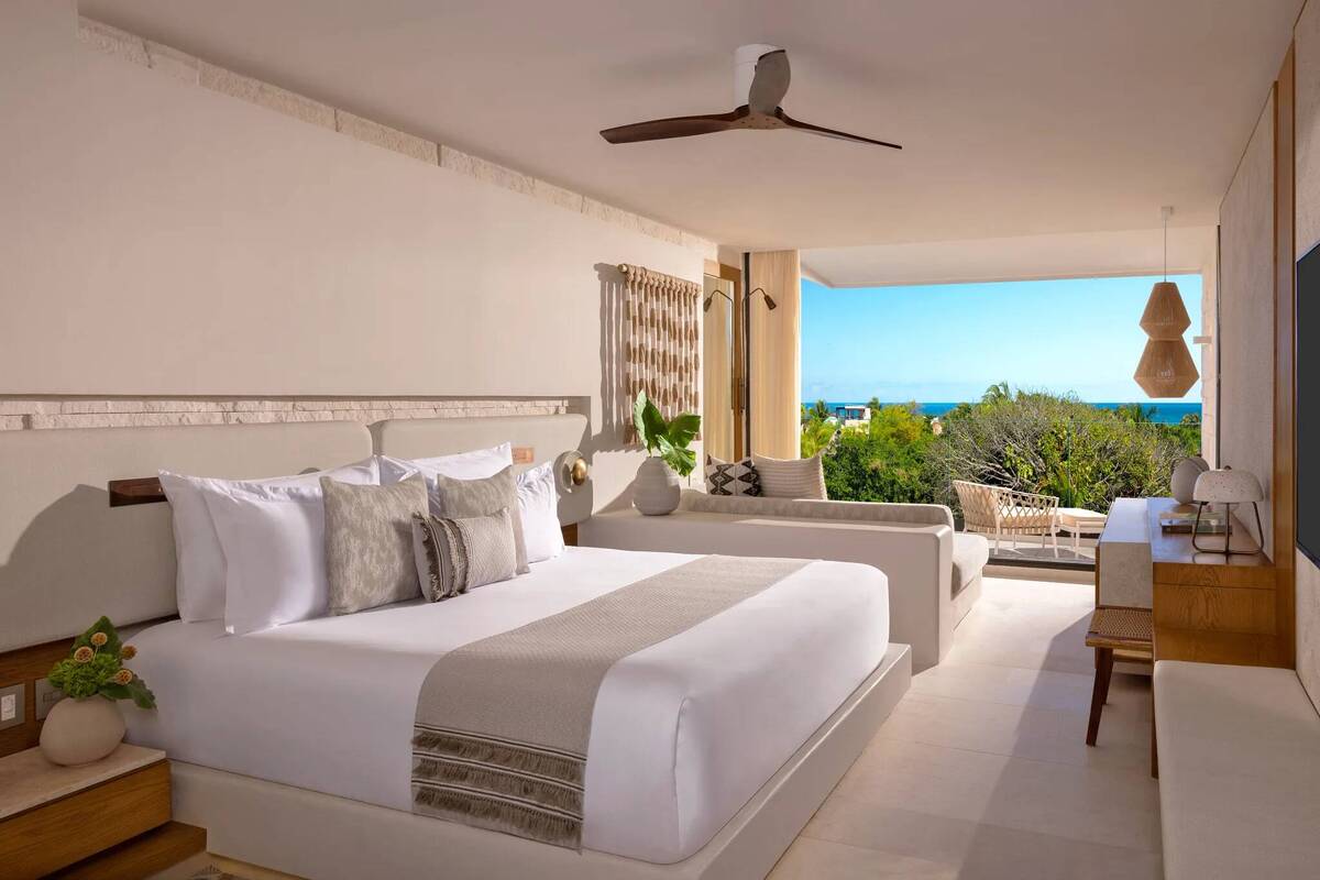 JUNIOR SUITE KING PARTIAL OCEAN VIEW 