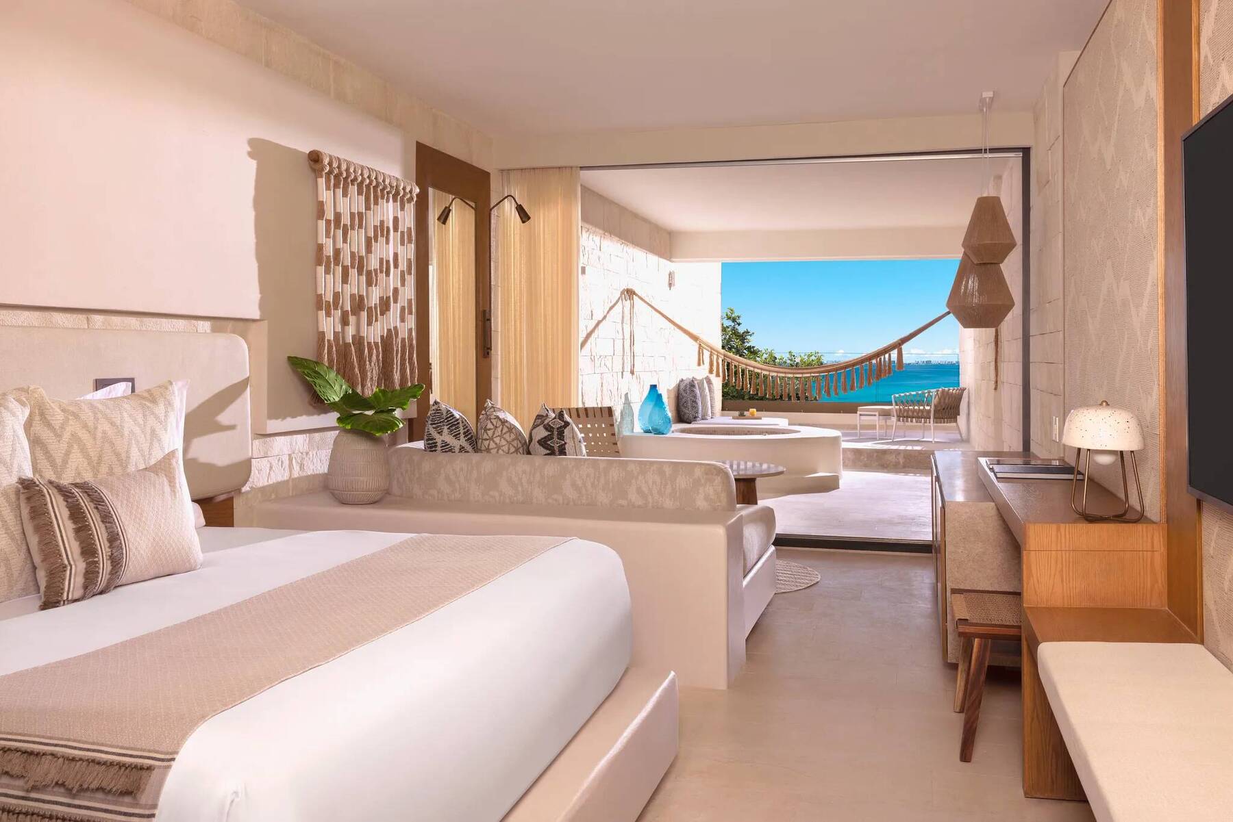 SIGNATURE JUNIOR SUITE KING OCEAN FRONT WITH MAYAN TUB