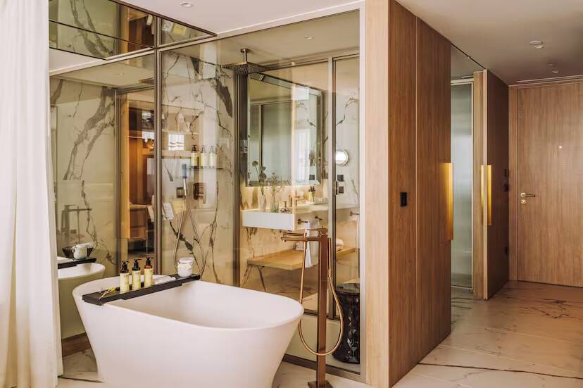 Superior ME with Freestanding Bath