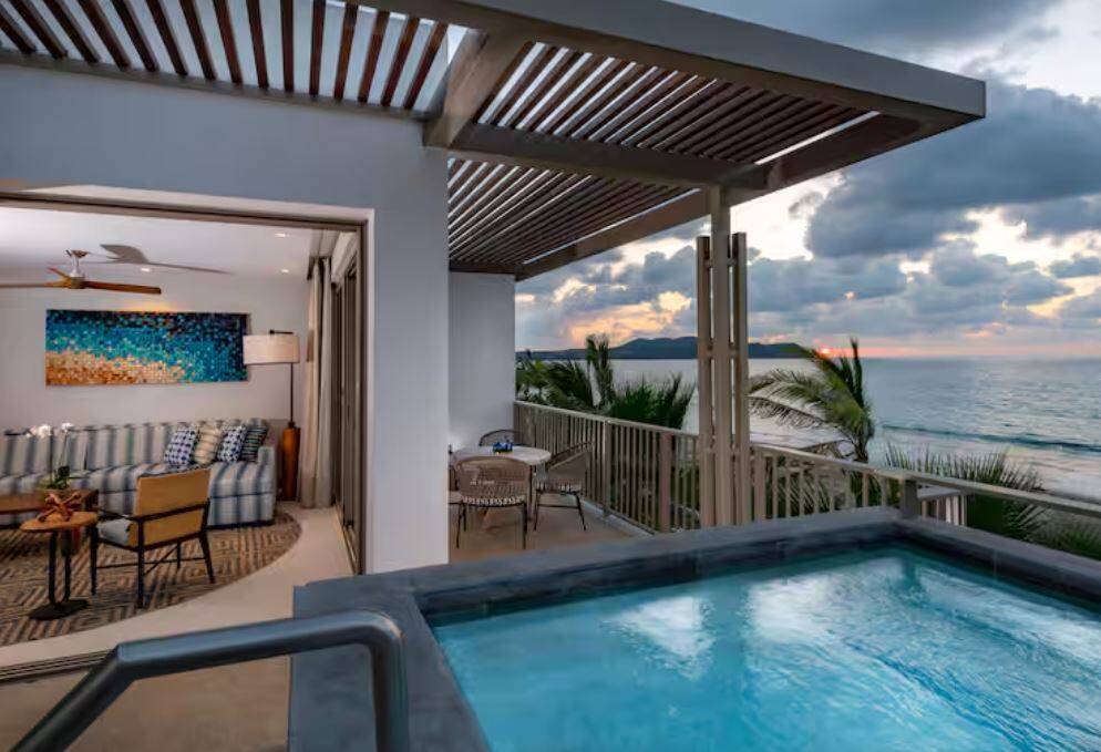 BEACHFRONT PLUNGE POOL KING AND TWO QUEENS