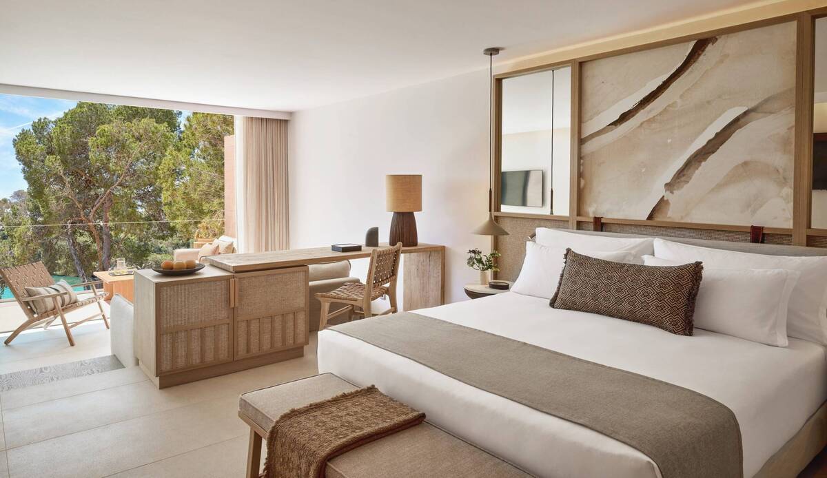 DELUXE JUNIOR SUITE PARTIAL SEA VIEW