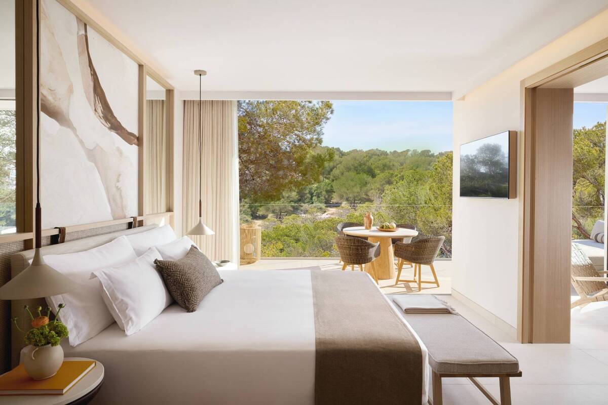 DELUXE ONE BEDROOM SUITE PARTIAL SEA VIEW